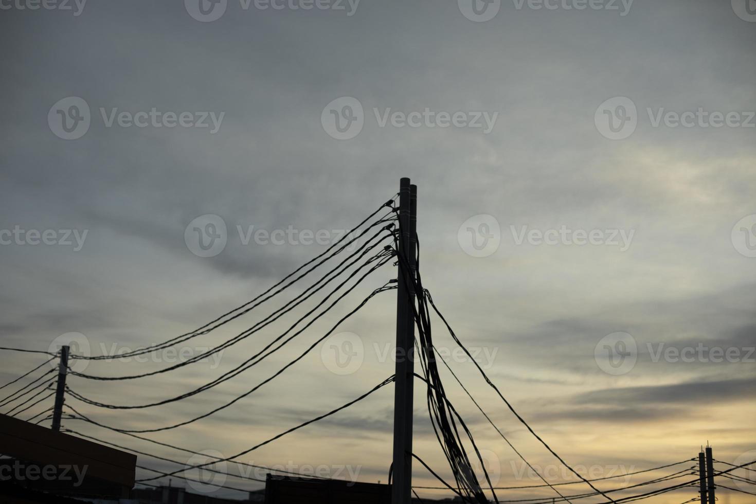 elettrico fili su polo. molti fili contro cielo. foto