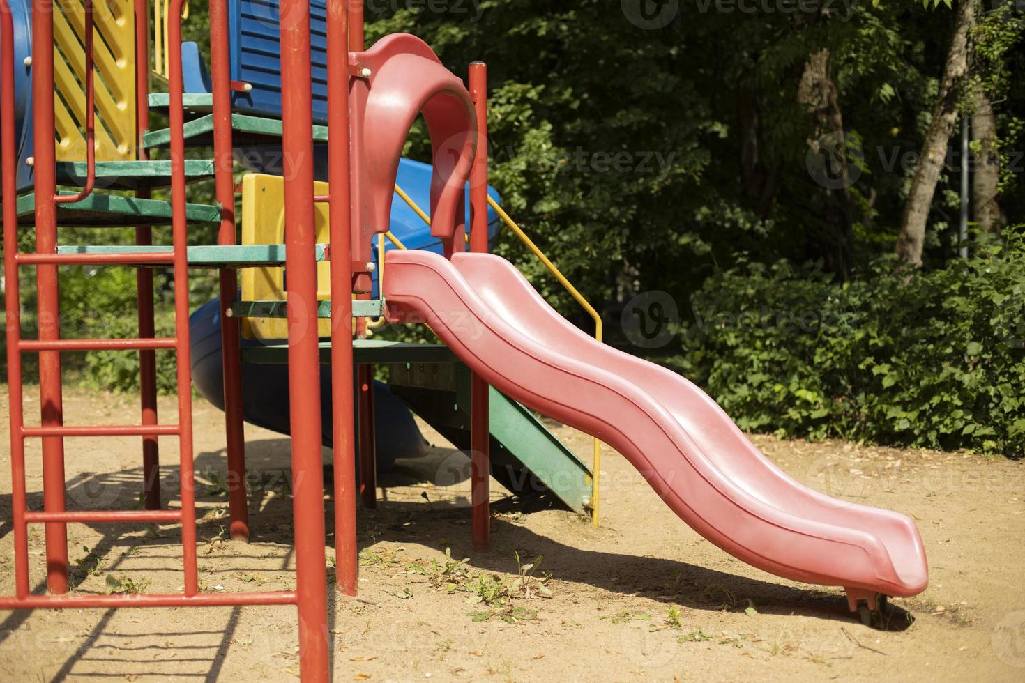 figli di terreno di gioco nel cortile. posto per bambini per giocare a. giostre e diapositive. foto