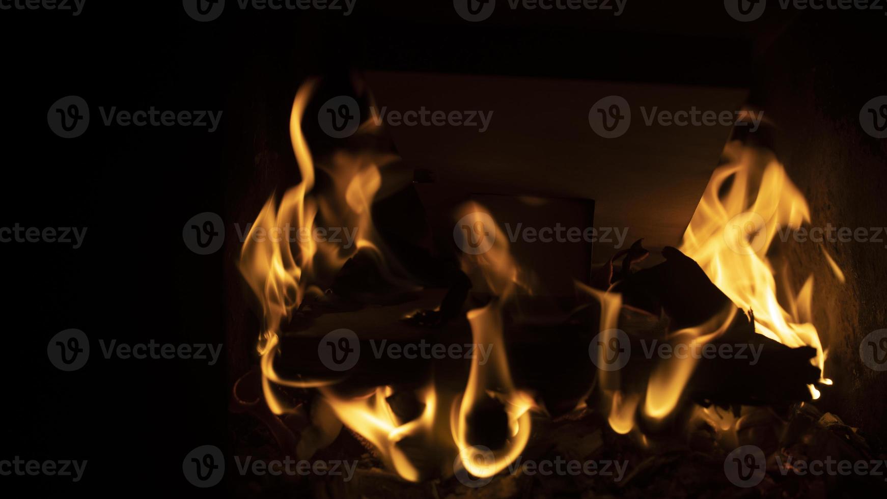 legna da ardere ardente nel fuoco. fiamma nel forno. focolare nel Casa. camino particolari. foto