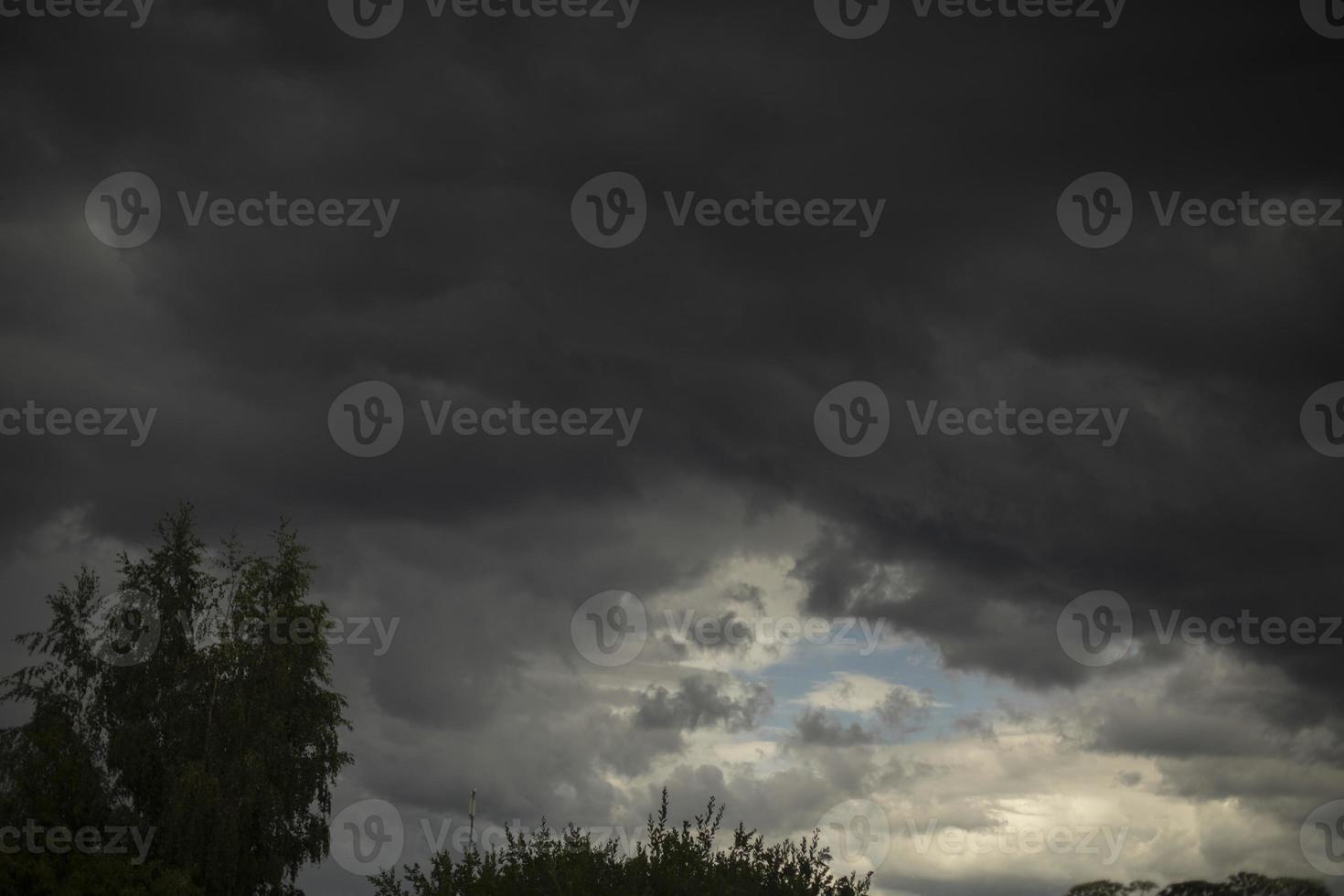 autunno cielo. nuvoloso tempo atmosferico. grigio nuvole. pioggia nuvole. foto