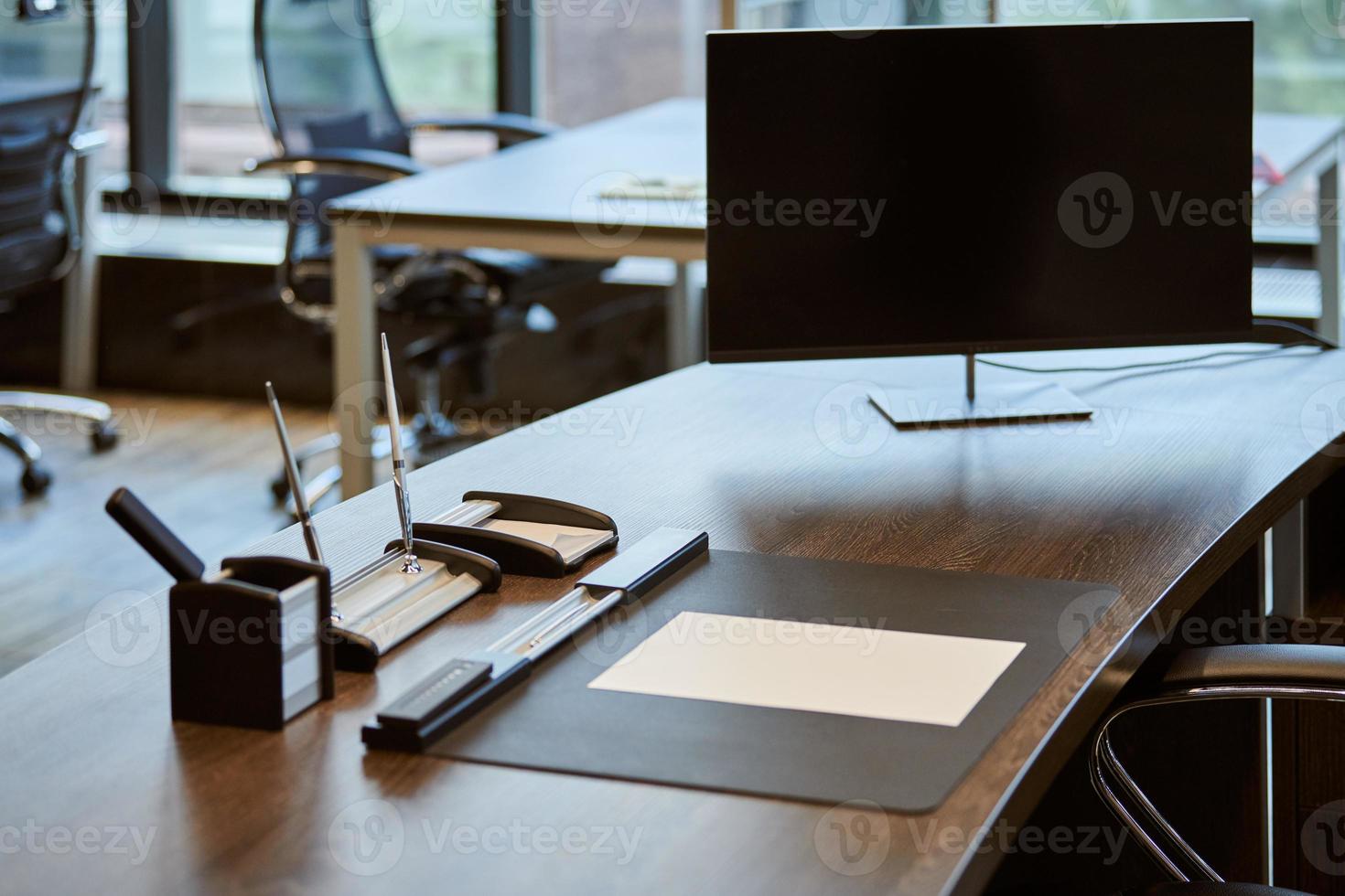 moderno ufficio posto di lavoro. tenere sotto controllo su dipendente tavolo. attività commerciale opera posto per capo o capo. foto