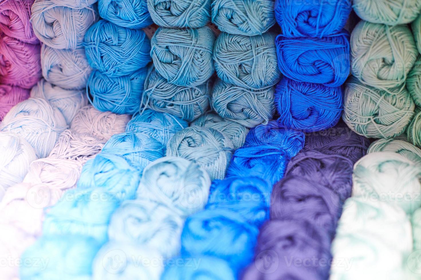 filati o gomitoli di lana sugli scaffali in negozio per lavorare a maglia foto