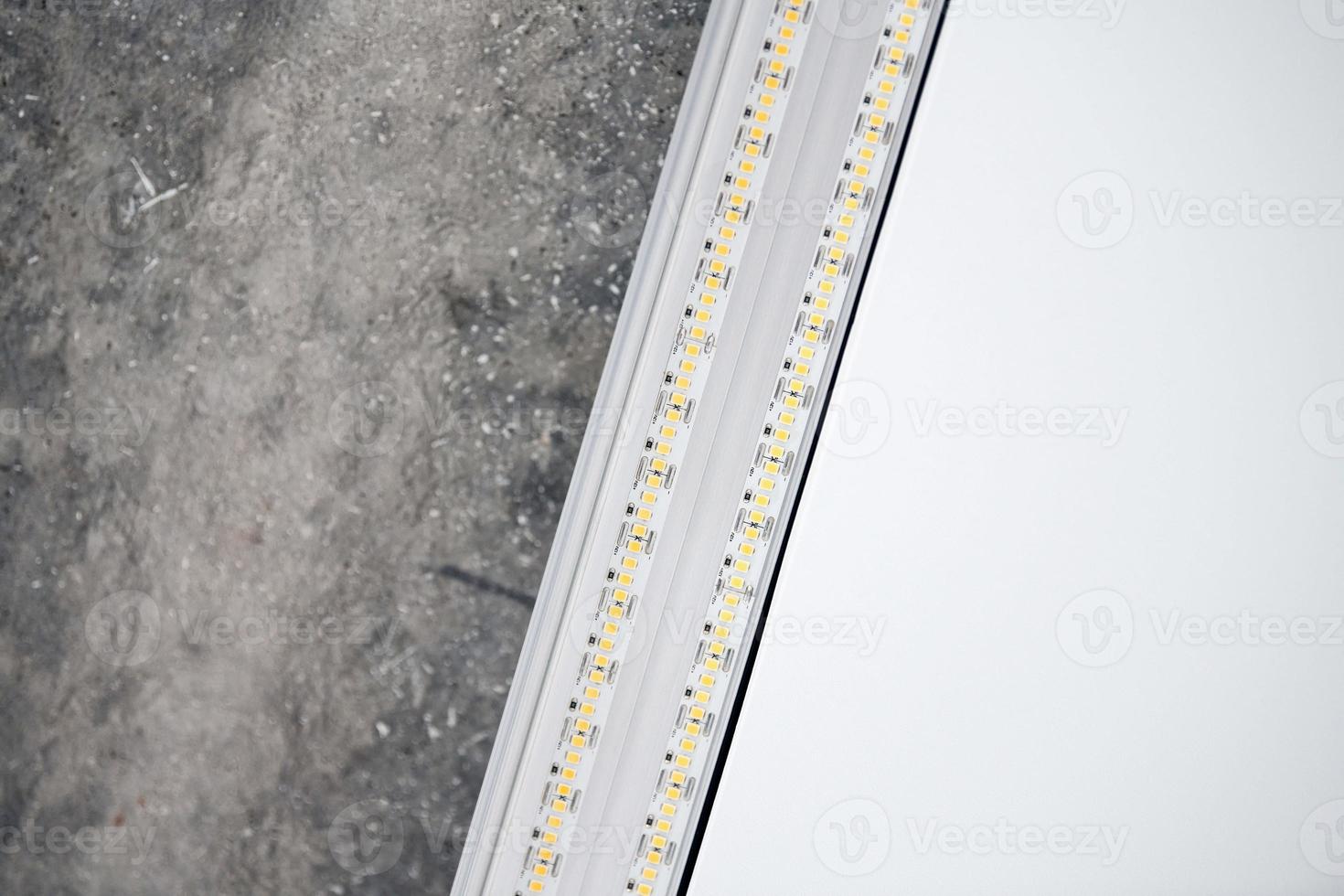 striscia led con profilo in alluminio su soffitto teso, primo piano. concetto di ristrutturazione della casa foto