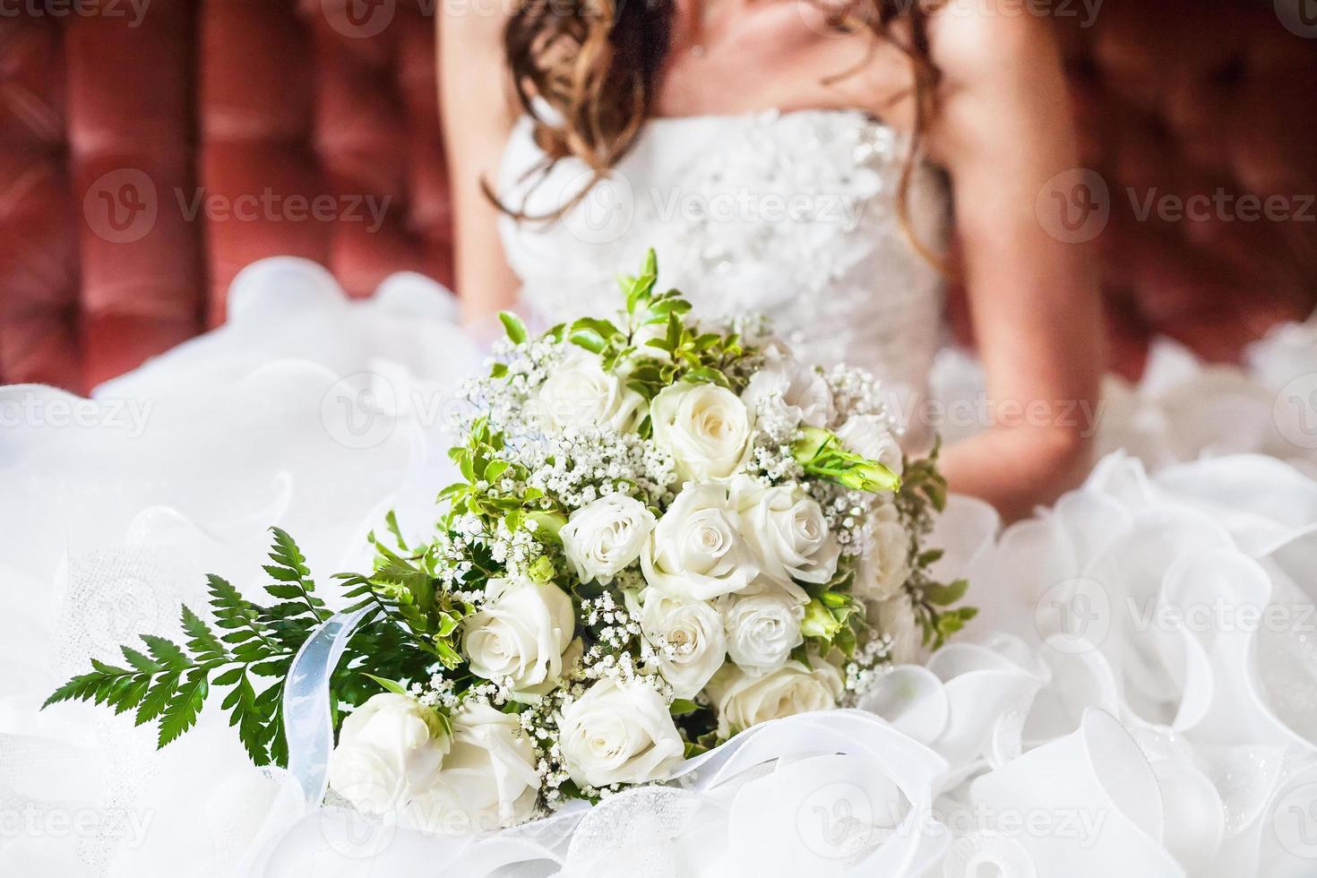 sposa che tiene bouquet da sposa luminoso foto