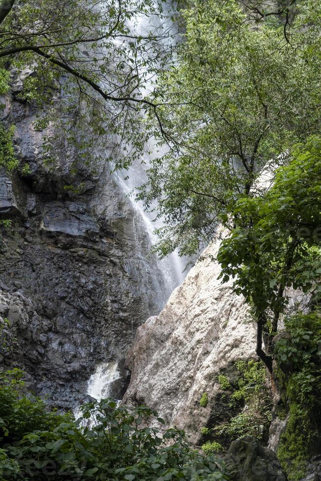 huentitan burrone nel guadalajara, pieno di vegetazione acqua cadente, parecchi cascate nel Messico foto