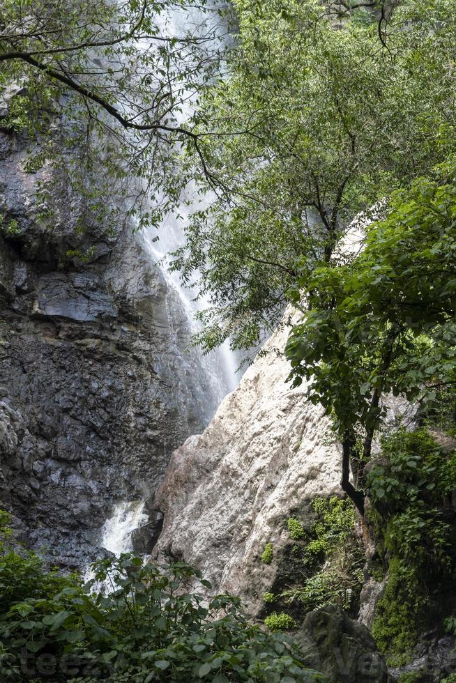 huentitan burrone nel guadalajara, pieno di vegetazione acqua cadente, parecchi cascate nel Messico foto