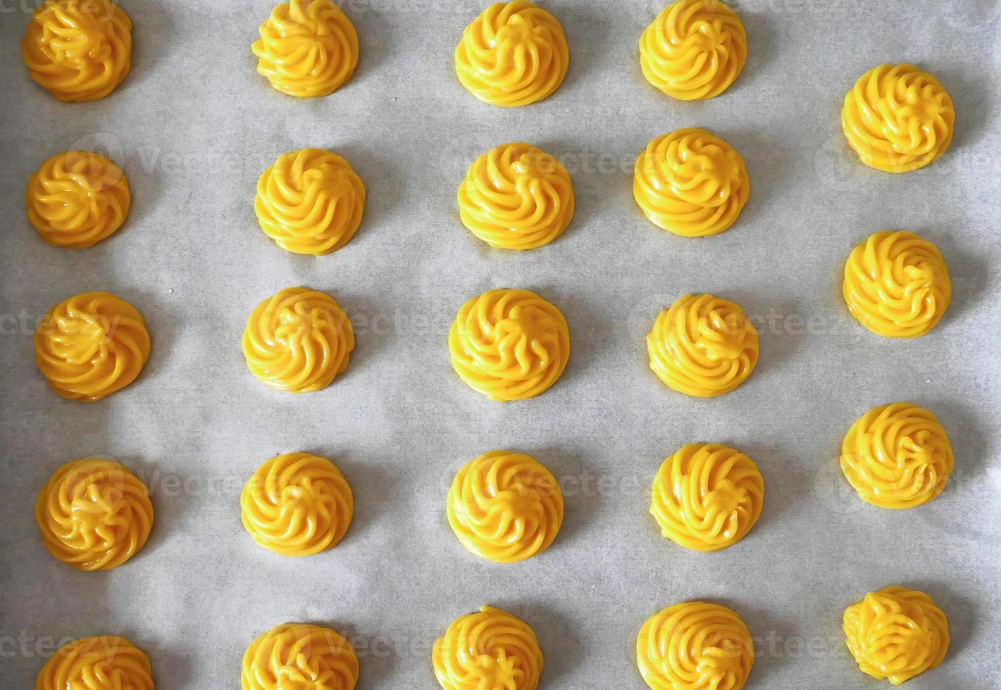 pasticcini posto su cottura al forno carta fotografato a partire dal sopra e pronto per essere mangiato, preparazione nel il cucina di classico italiano dolci foto