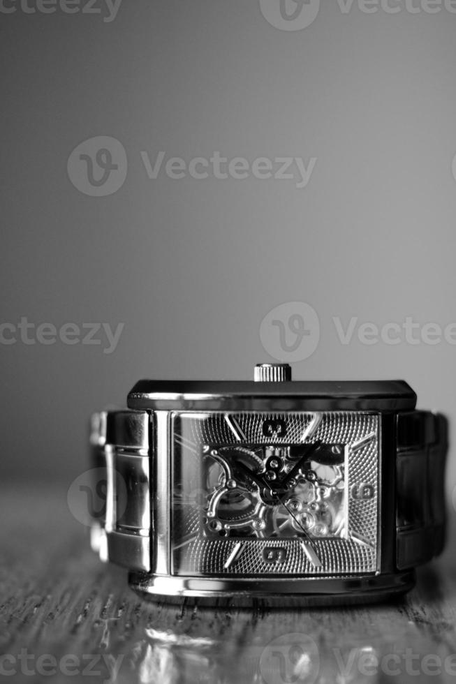 orologio da polso in bianco e nero foto