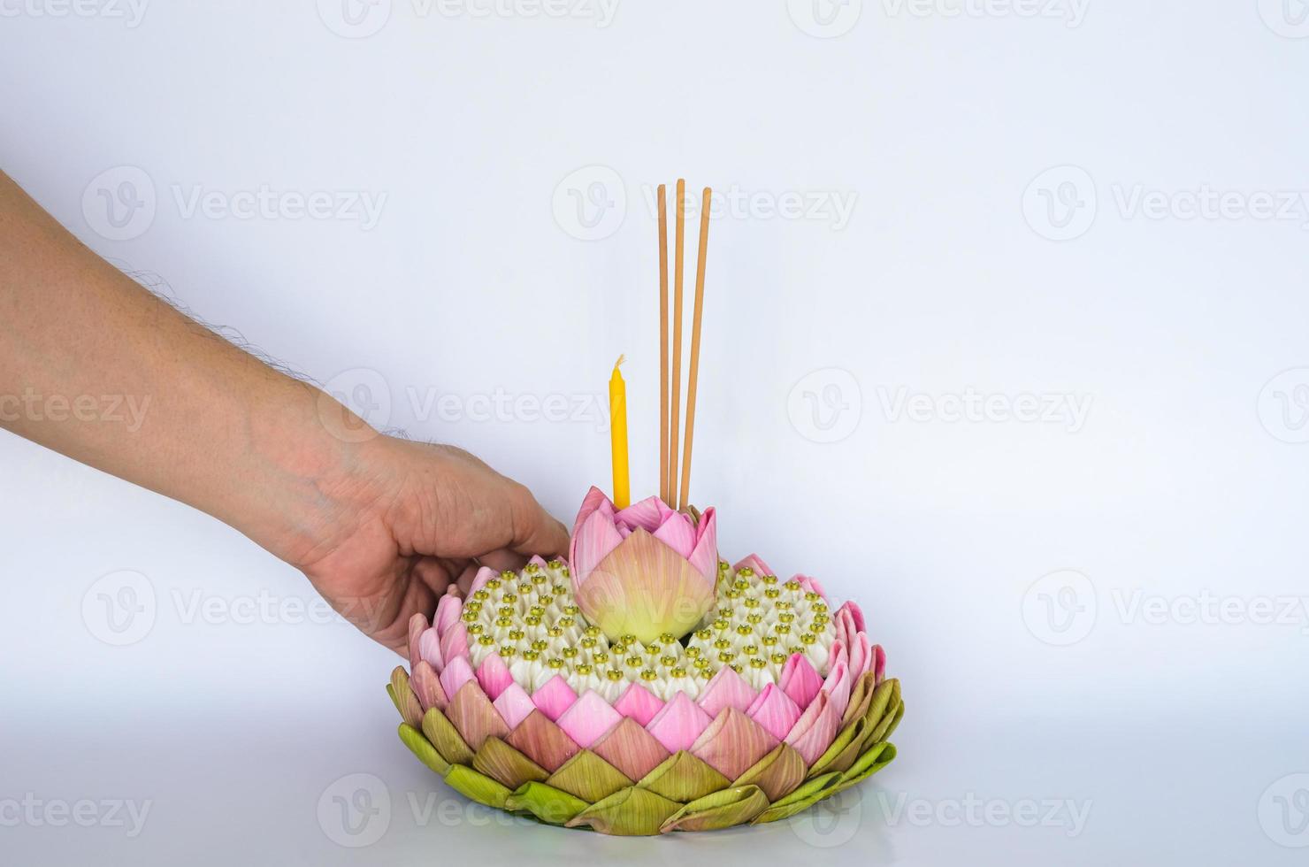 rosa loto petalo Krathong decora con loto e corona fiore Tenere di mano per Tailandia pieno Luna o loy Krathong Festival su bianca sfondo. foto