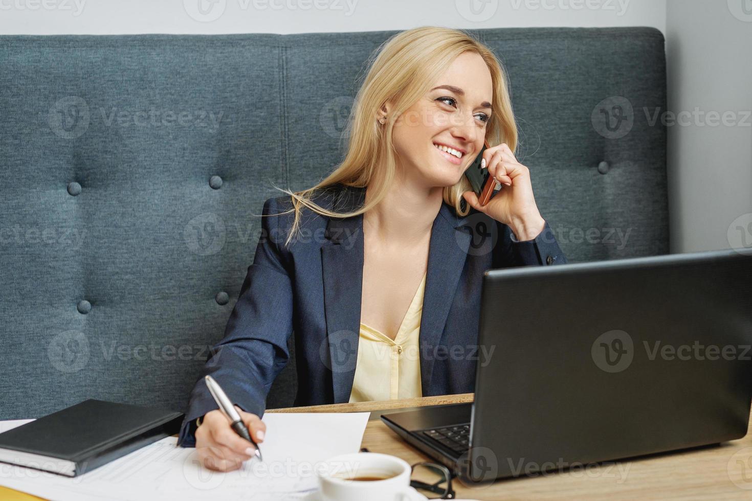 giovane donna è parlando di cellula Telefono nel ufficio. foto