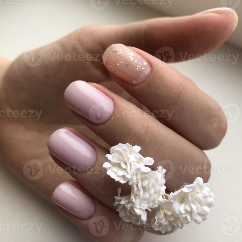 elegante di moda femmina rosa manicure.mani di un' donna con rosa manicure su Chiodi foto