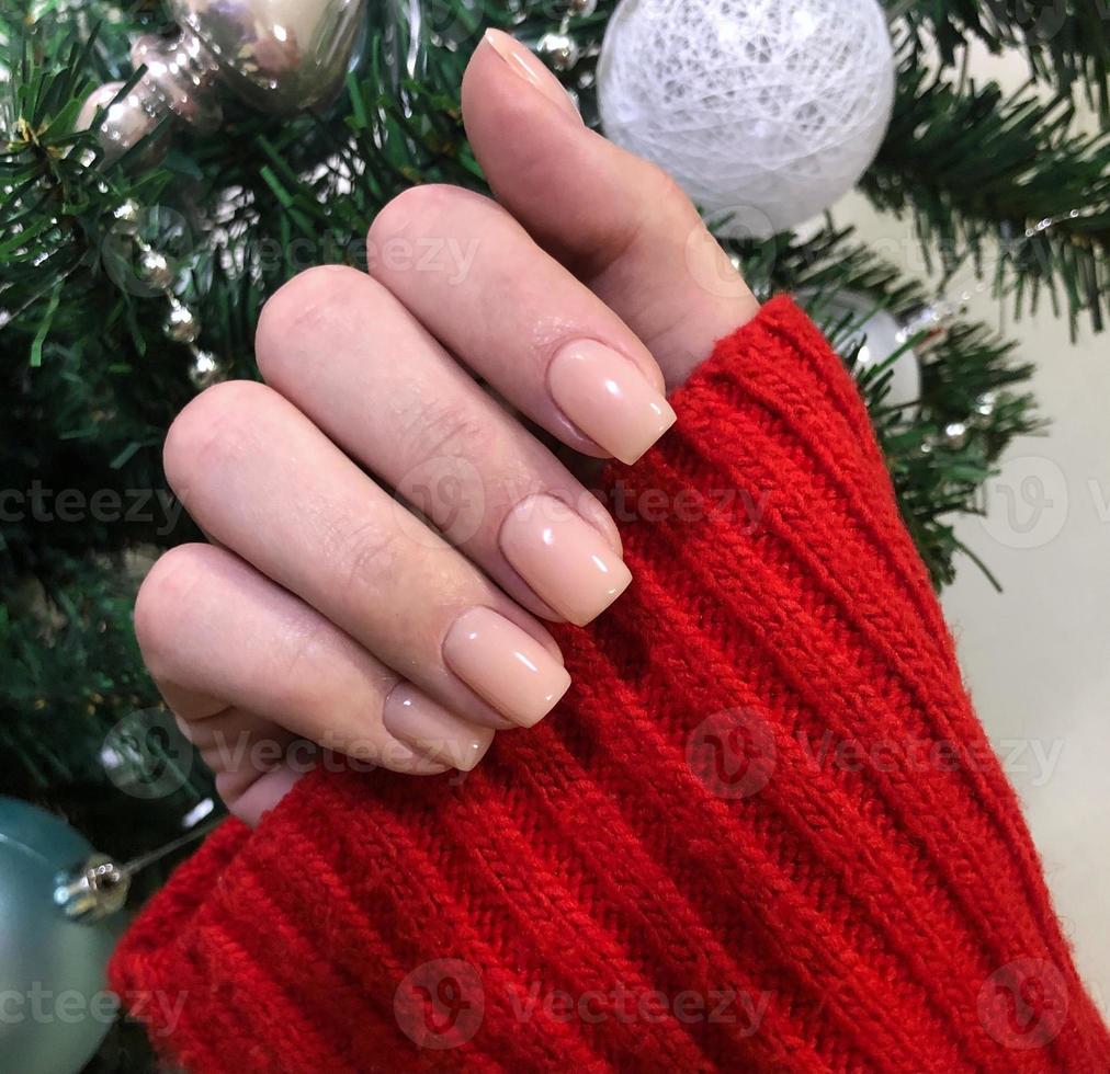 elegante di moda femmina rosa manicure.mani di un' donna con rosa manicure su Chiodi foto