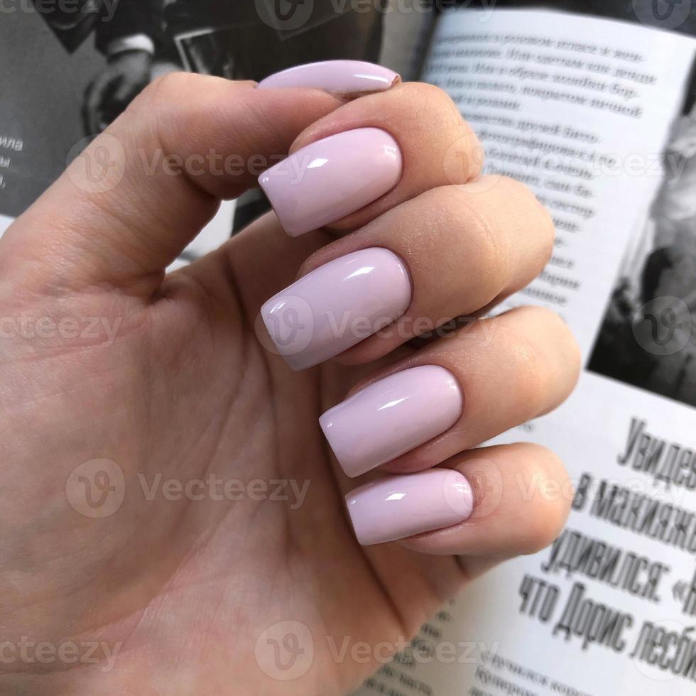 elegante di moda femmina rosa manicure.mani di un' donna con rosa manicure su Chiodi foto