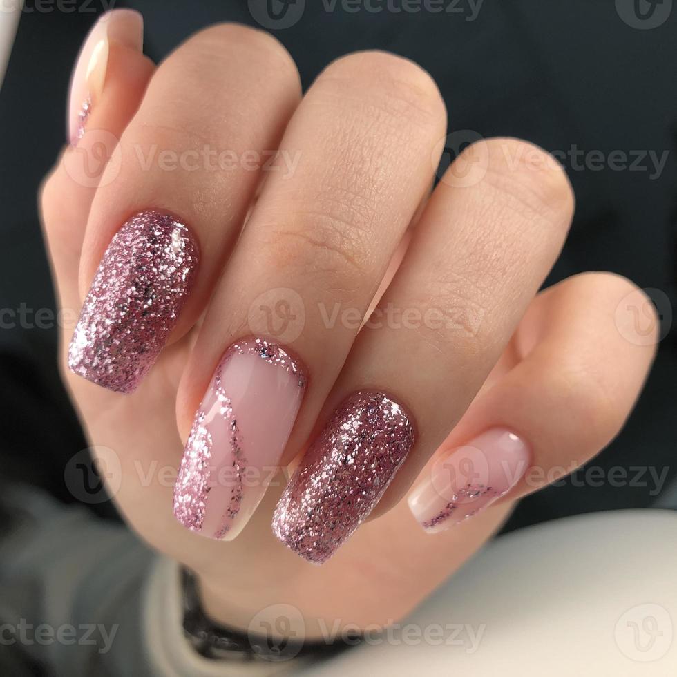 elegante di moda femmina rosa manicure con design.mani di un' donna con rosa manicure su Chiodi foto