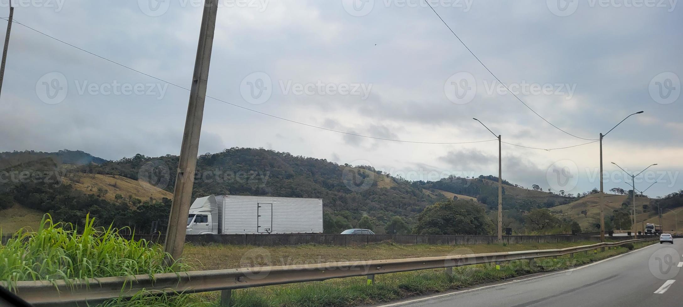 meridionale paesaggio di mine Gerais in movimento auto su il strada foto