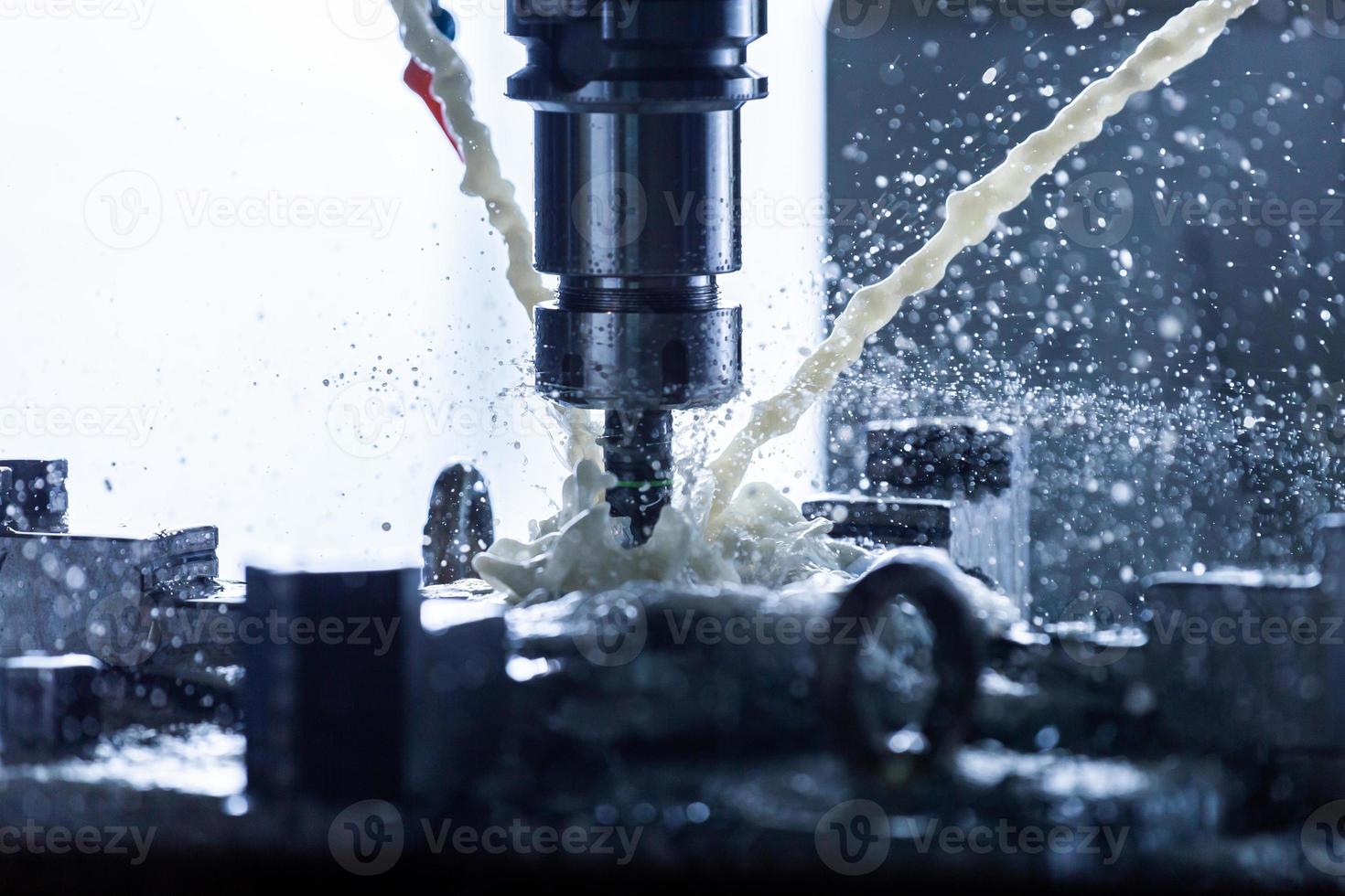 avvicinamento Visualizza di verticale cnc acciaio fresatura processi con esterno acqua refrigerante flussi, spruzzi e un' lotto di metallo patatine fritte, alto contrasto foto