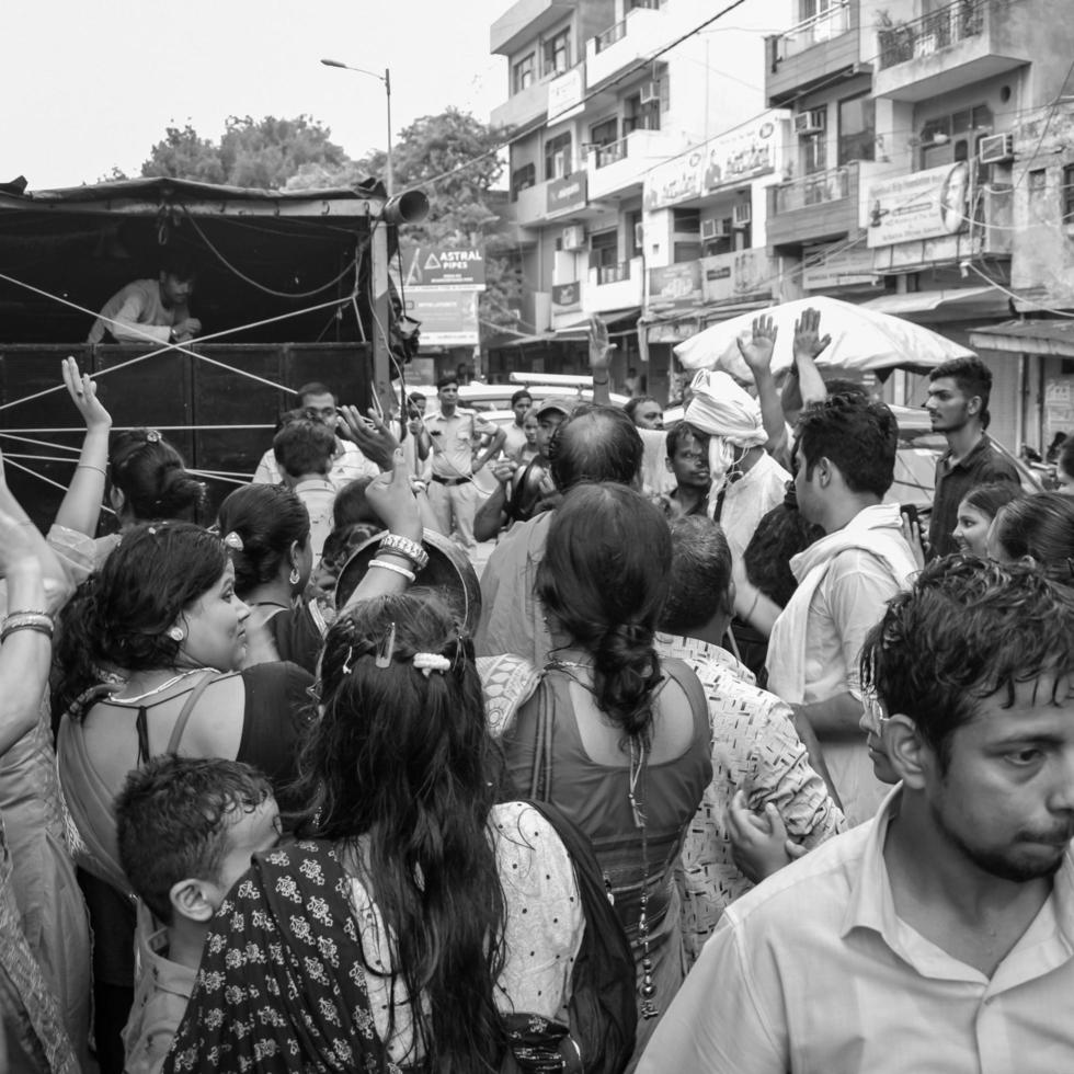 nuova delhi, india 01 luglio 2022 - un enorme raduno di devoti provenienti da diverse parti di delhi in occasione di ratha yatra o rathyatra. rath per lord jagannath trainato da persone, jagannath rath yatra foto