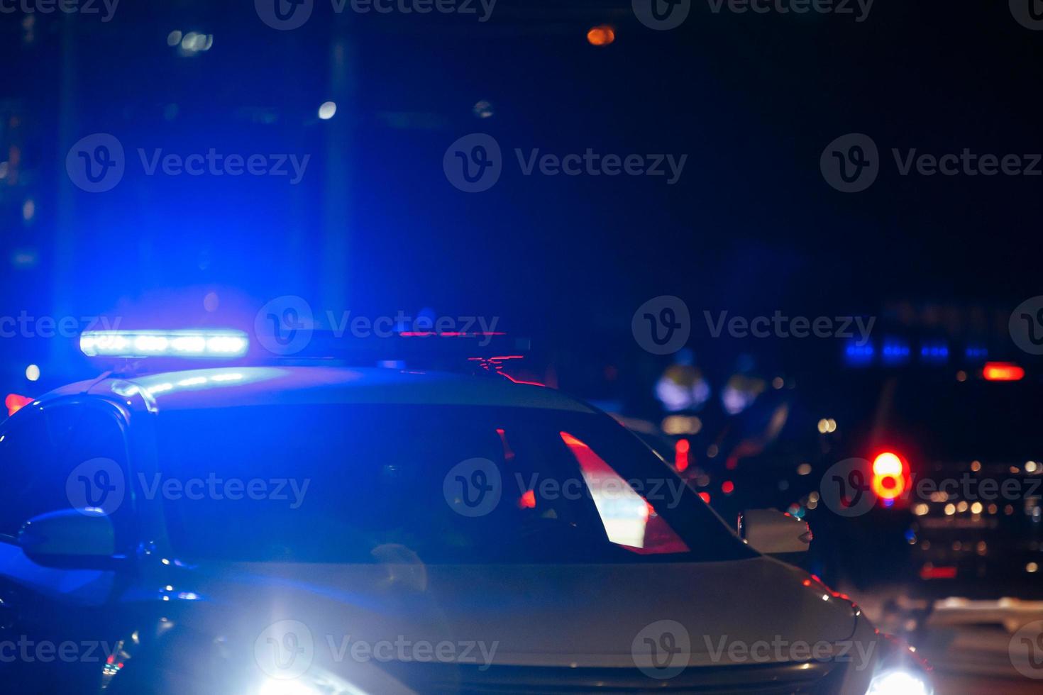 irriconoscibile strada polizia auto con trasformato su rosso e blu sirena  leggero su suo tetto su notte città strada 12627373 Stock Photo su Vecteezy