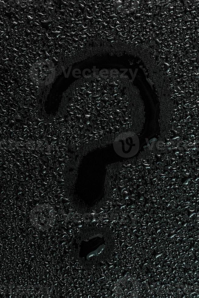 acqua gocce su piatto nero gomma da cancellare superficie con il iscrizione - domanda marchio foto