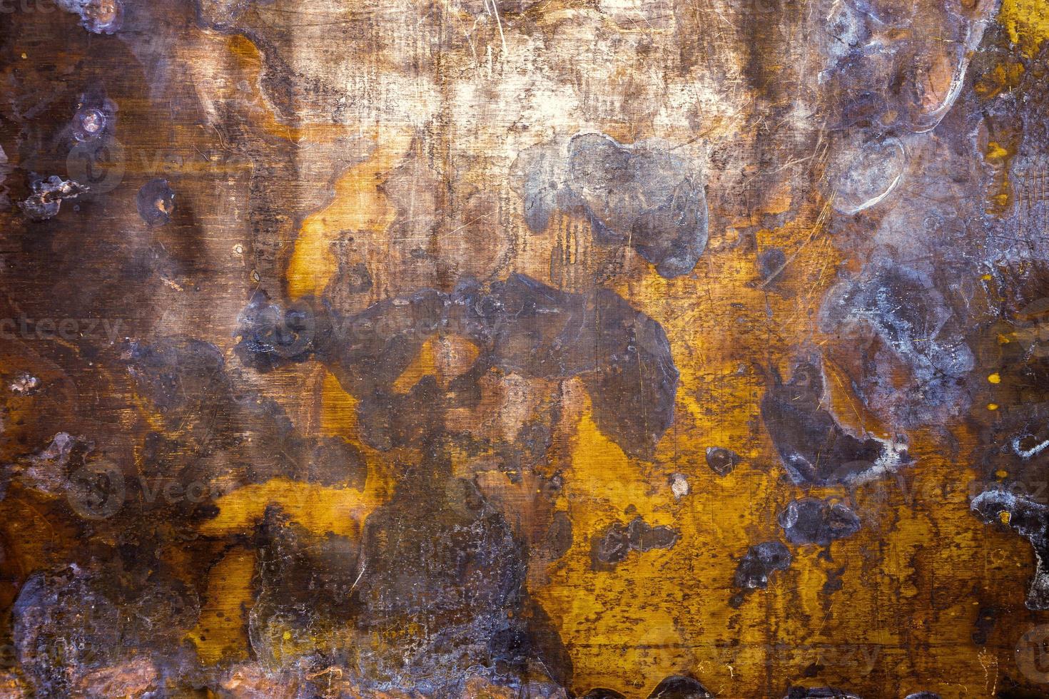 struttura e sfondo di vecchio ossidato foglio di ottone con con bianca patina macchie e macchie e alcuni minore graffi foto