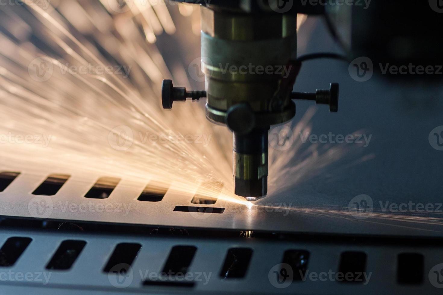 processi di industriale laser taglio di foglio metallo foto
