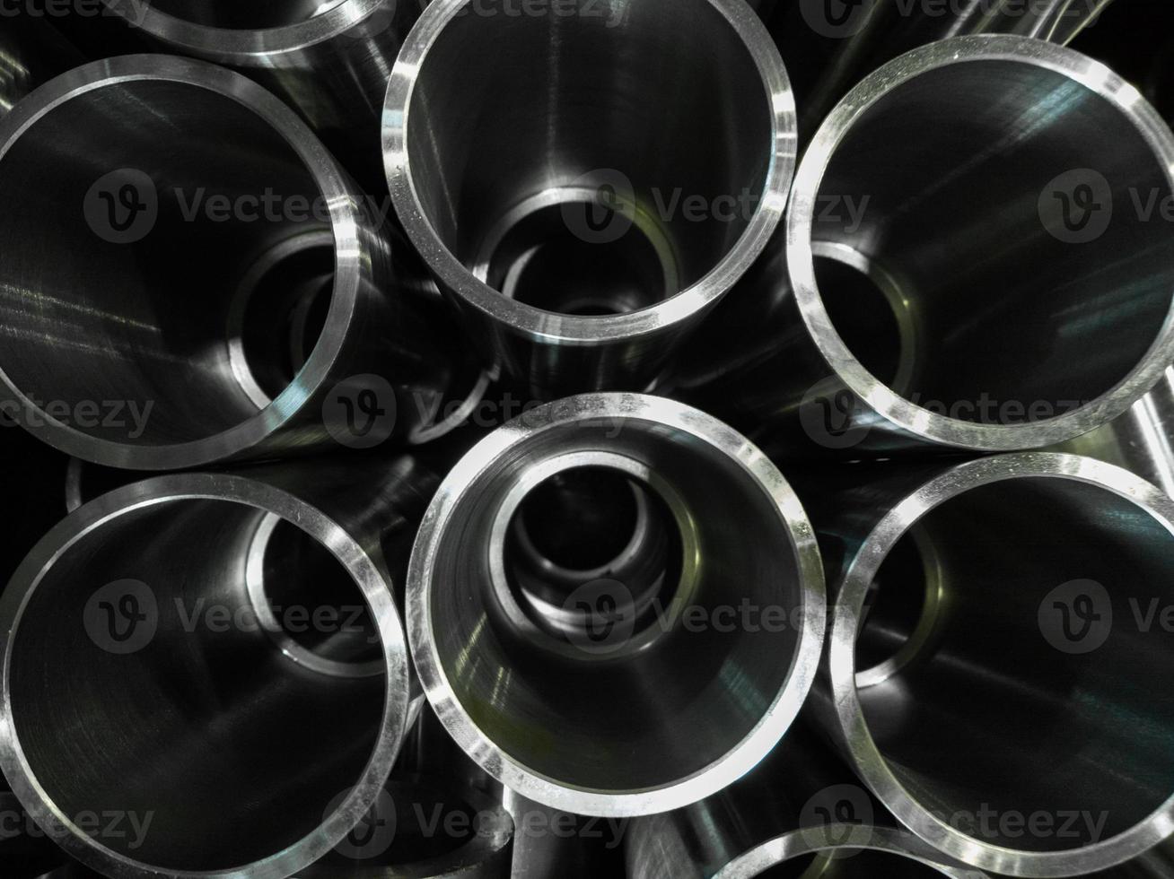 buio industriale sfondo con cnc lavorato brillante acciaio tubi - selettivo messa a fuoco e lente sfocatura Tech foto