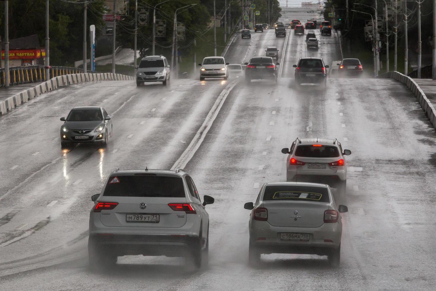 tula, Russia luglio 6, 2019 macchine su estate collinoso strada in movimento dopo pioggia. foto