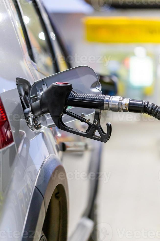 argento mettalic colore auto rifornimento carburante su pubblico gas stazione - avvicinamento con selettivo messa a fuoco e sfocato sfondo foto