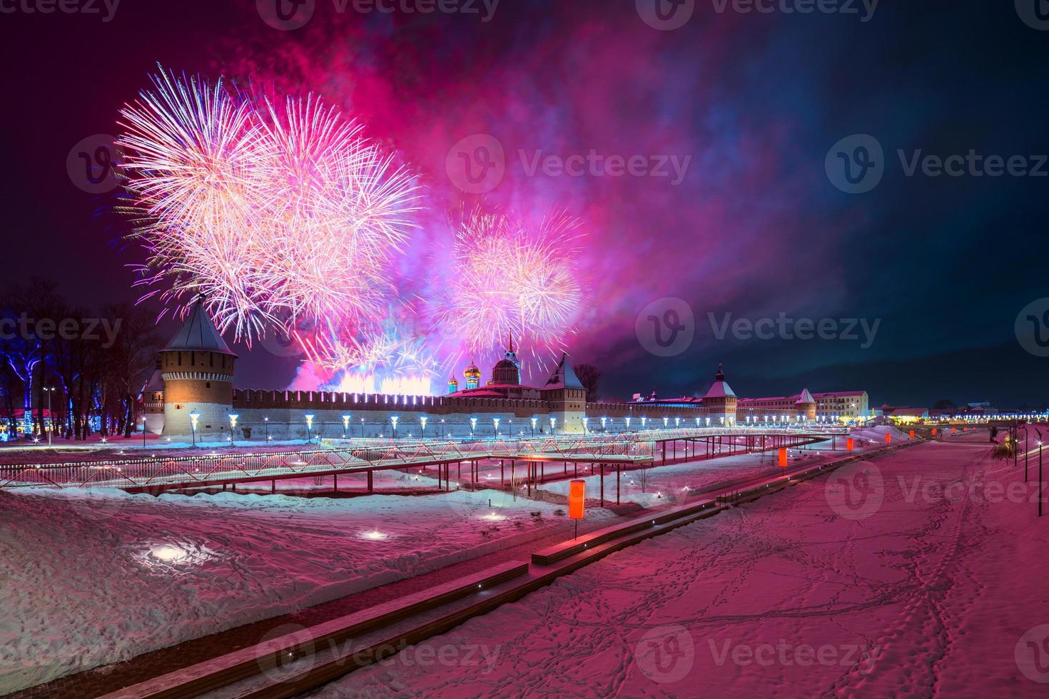 inverno notte fuochi d'artificio al di sopra di Cremlino e upa banchina nel tula, Russia a 2019 foto