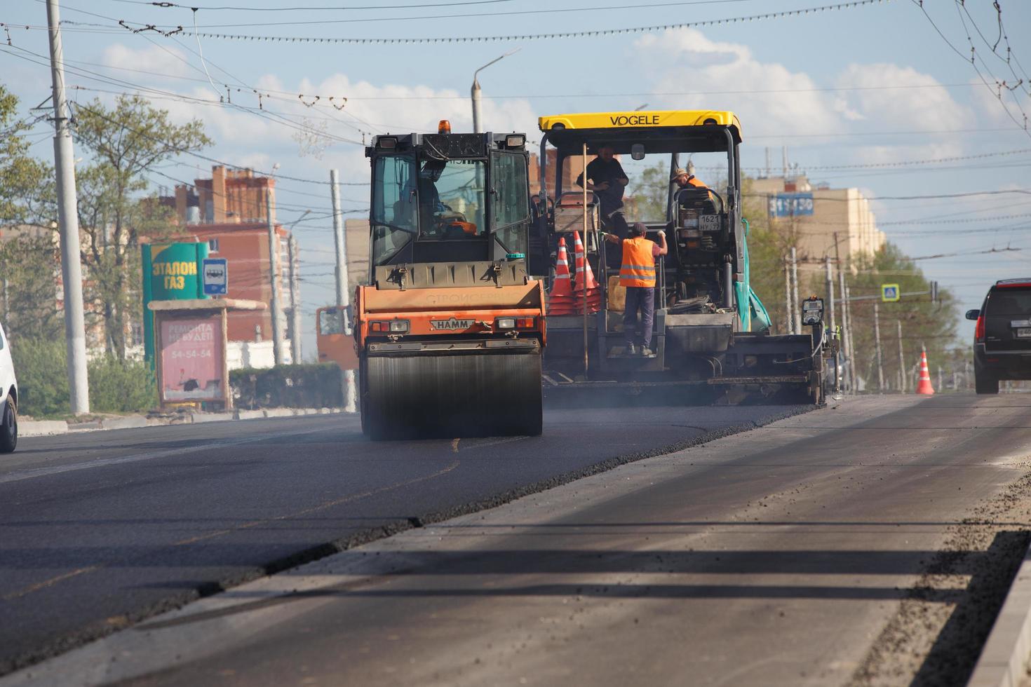 tula, Russia Maggio 16, 2021 processi di asfaltatura, asfalto finitrice macchina e strada rullo durante strada costruzione lavori, nel estate giorno foto