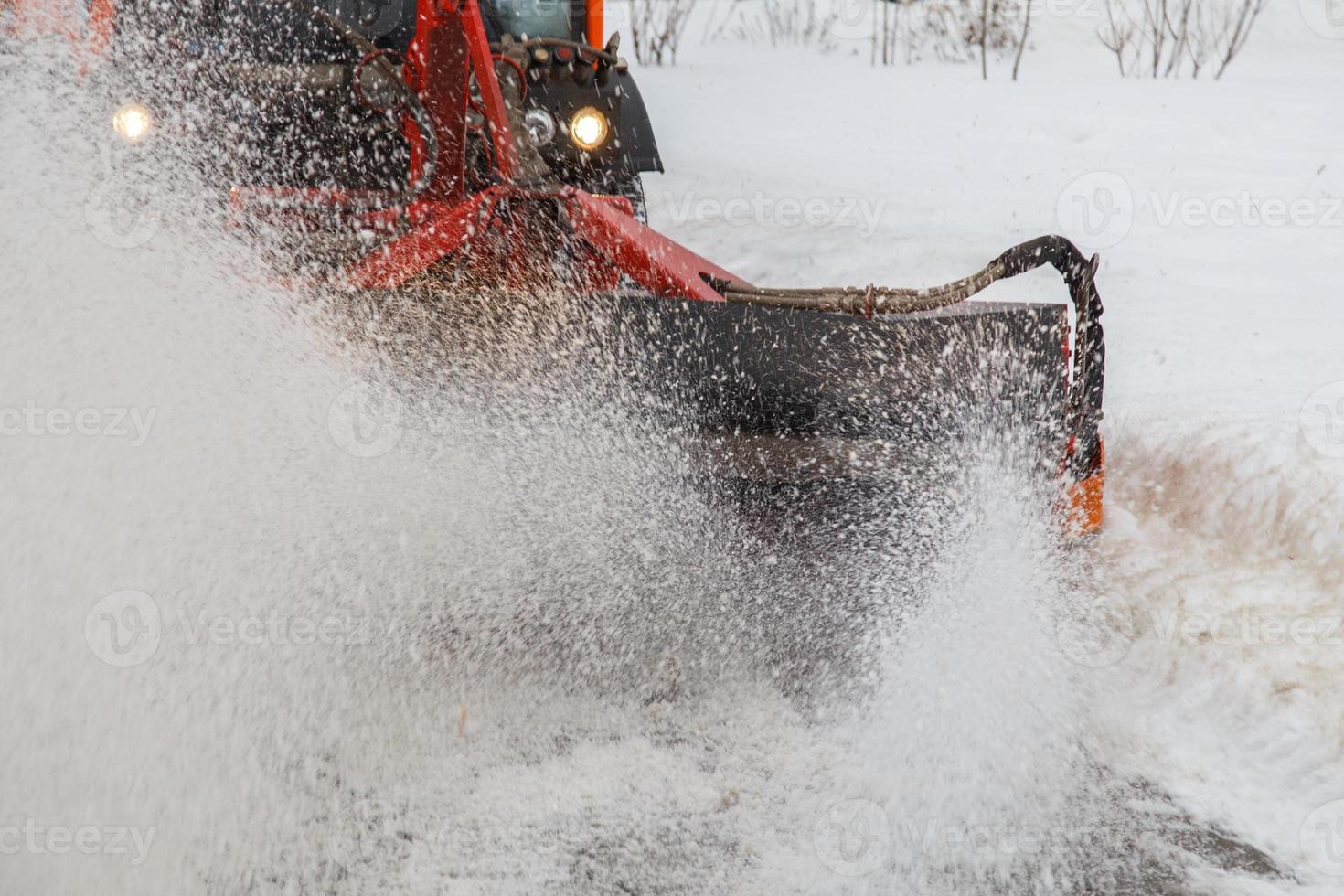 neve pulizia. neve rimozione trattore radura neve a partire dal marciapiede con speciale il giro Filatura spazzola, foto