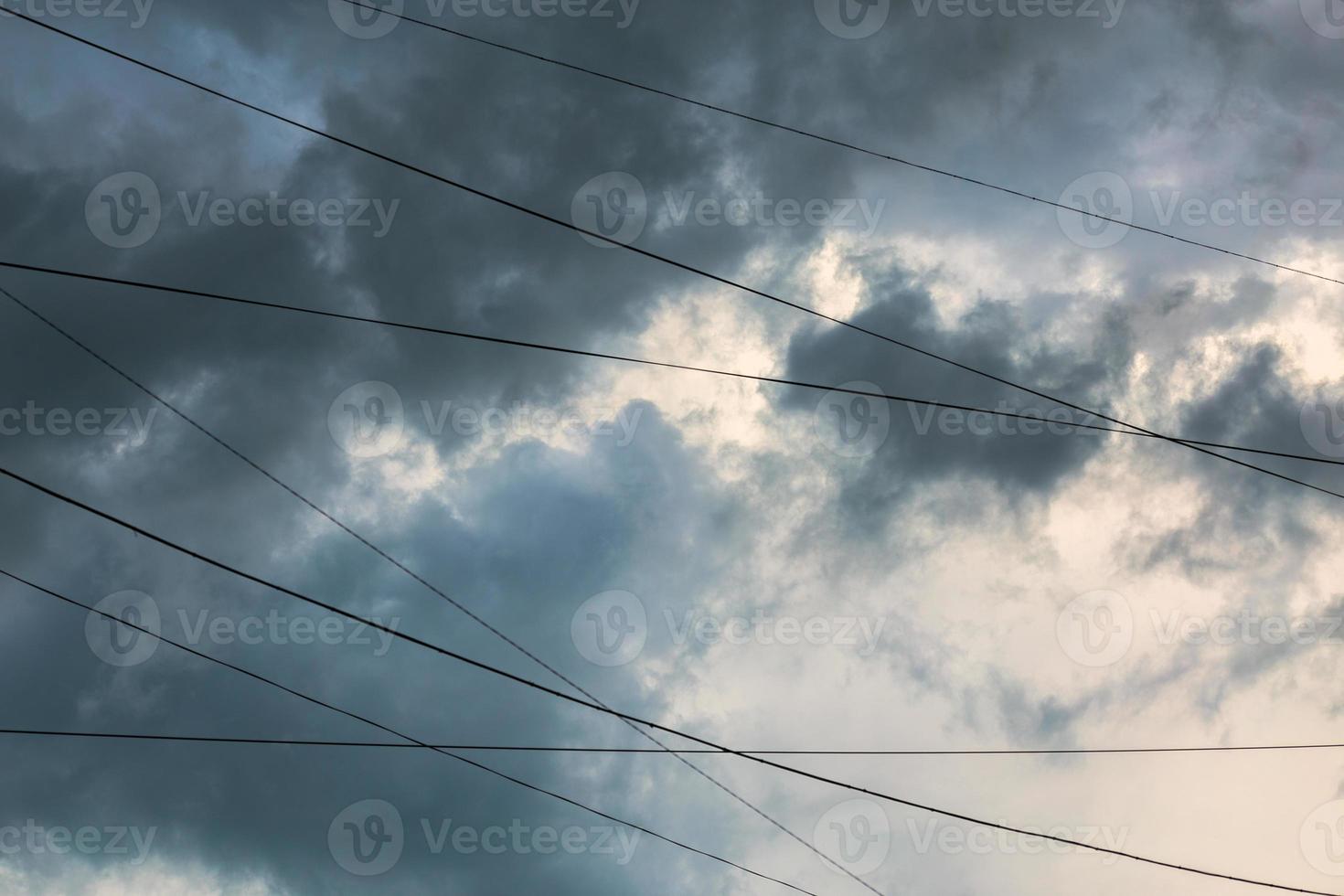 nuvole dopo tempesta con fili sfondo foto