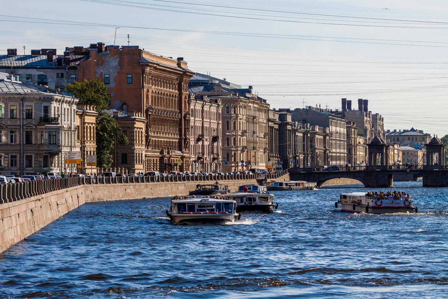 San Pietroburgo, Russia - maggio,09 2014, fontanka fiume con turista Barche pieno di le persone. teleobiettivo tiro a luce del giorno foto
