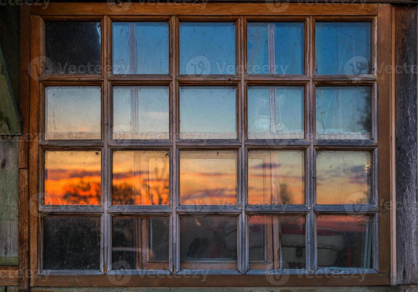 sporco di legno finestra con tramonto cielo riflessione foto