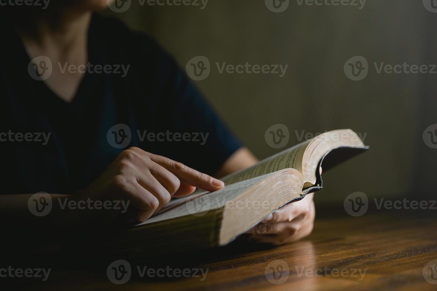 preghiera persona mano nel nero sfondo. cristiano cattolico donna siamo preghiere per Dio nel buio a Chiesa. ragazza credere e fede nel Gesù Cristo. Cristo religione e cristianesimo culto o pregare concetto. foto