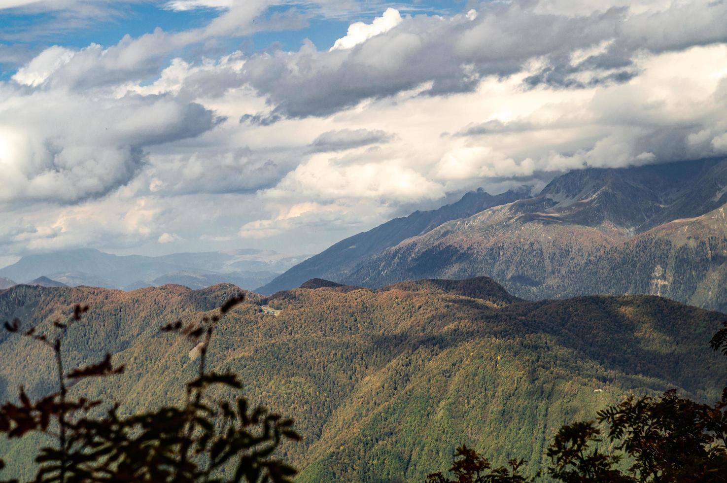 cielo nuvoloso e montagne foto