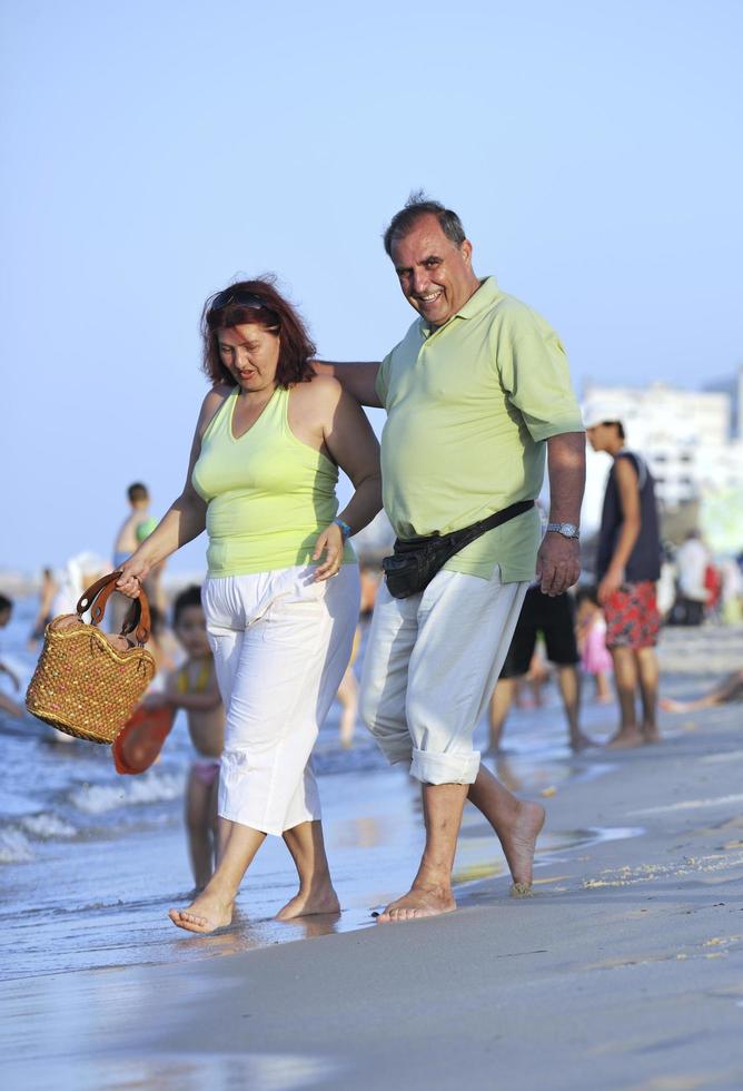 contento gli anziani coppia su spiaggia foto