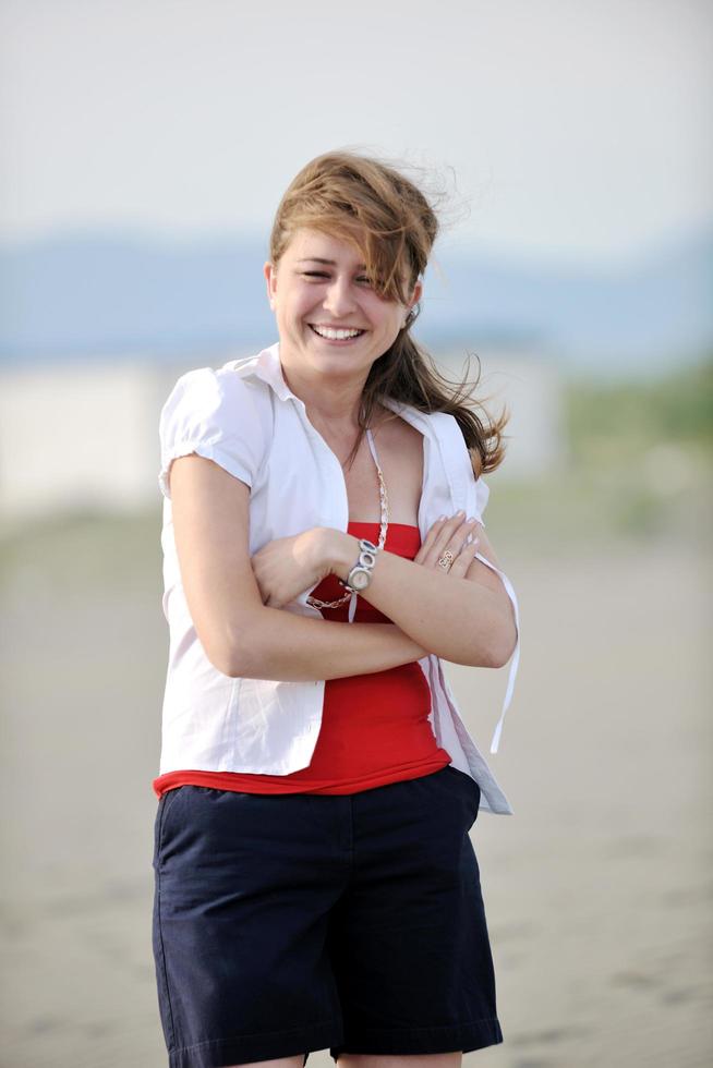 giovane donna rilassare su spiaggia foto