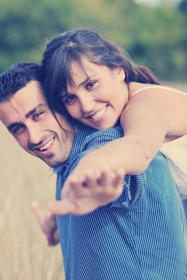 contento giovane coppia avere romantico tempo all'aperto foto