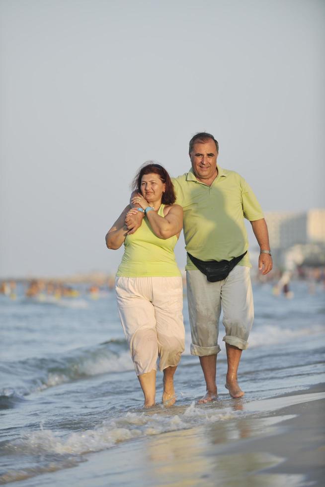 contento gli anziani coppia su spiaggia foto