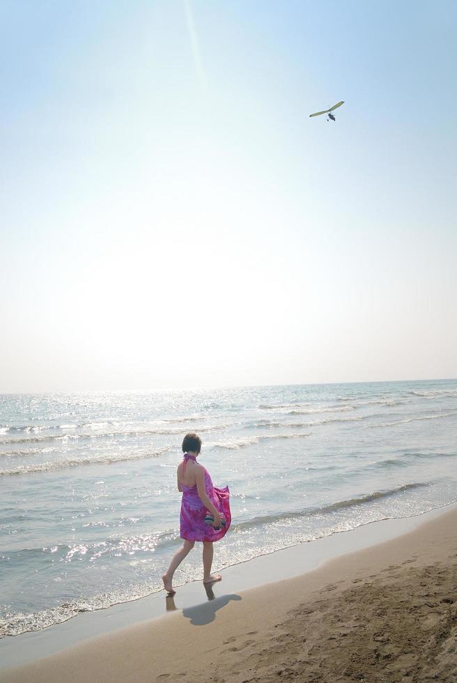 contento donna su spiaggia foto