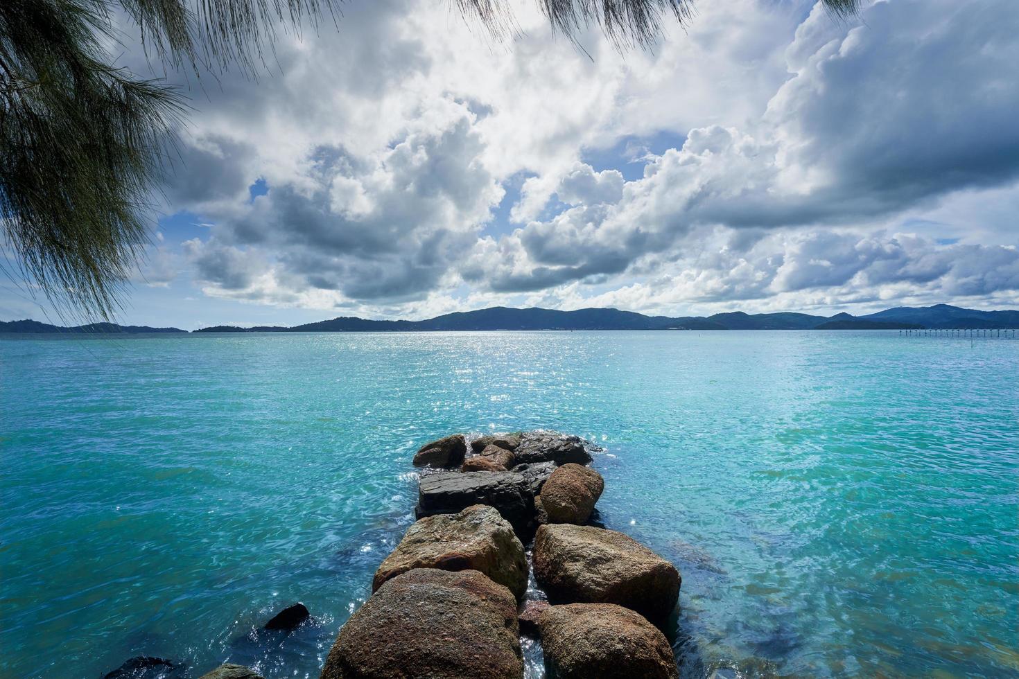 vista sul mare con cielo azzurro e nuvole foto