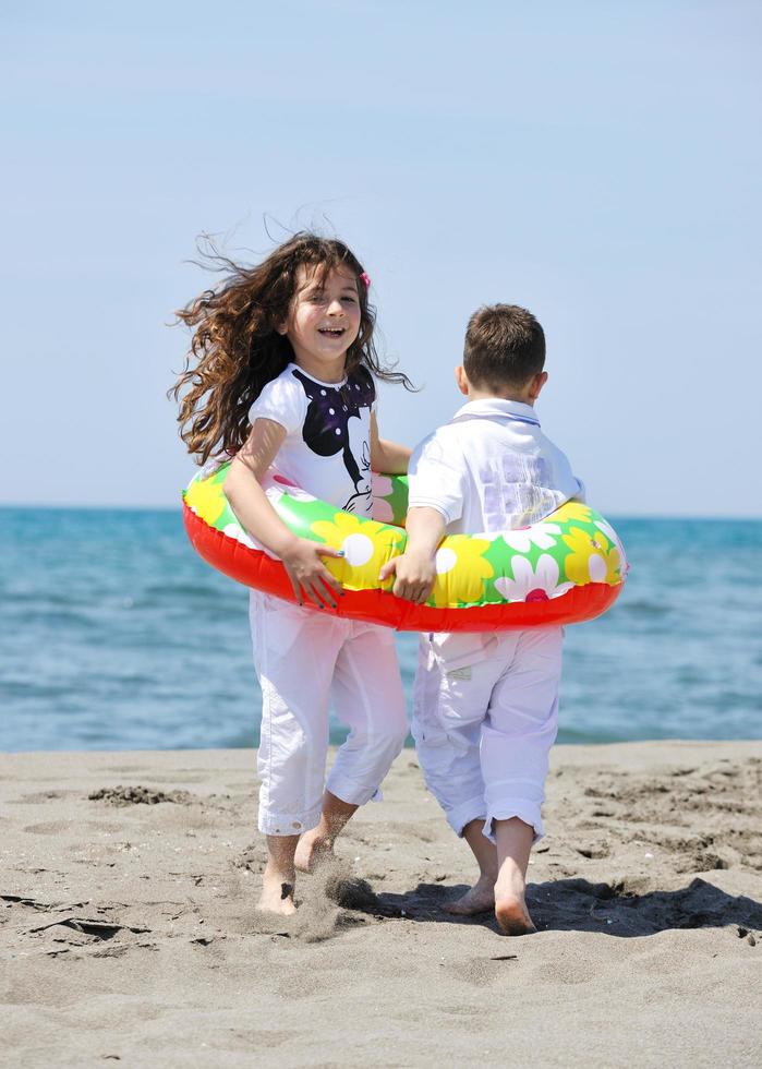 contento giovane persone gruppo avere divertimento su spiaggia foto