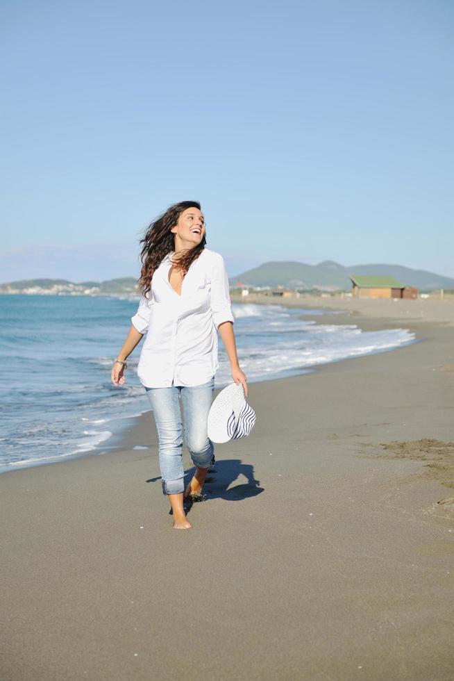 contento giovane donna su spiaggia foto