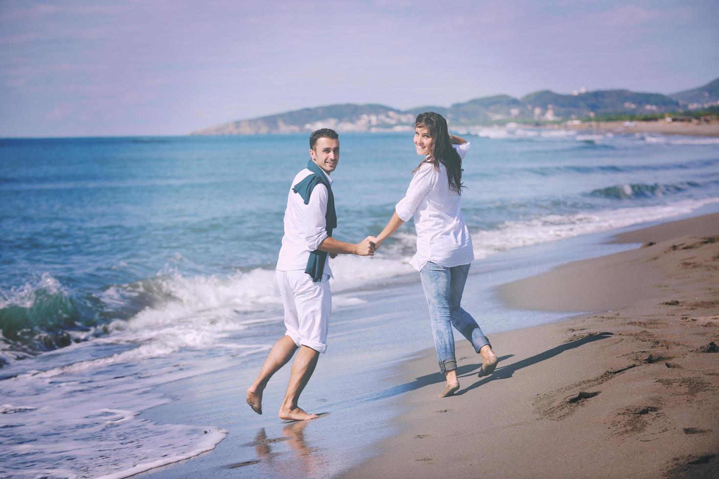 contento giovane coppia avere divertimento a bellissimo spiaggia foto