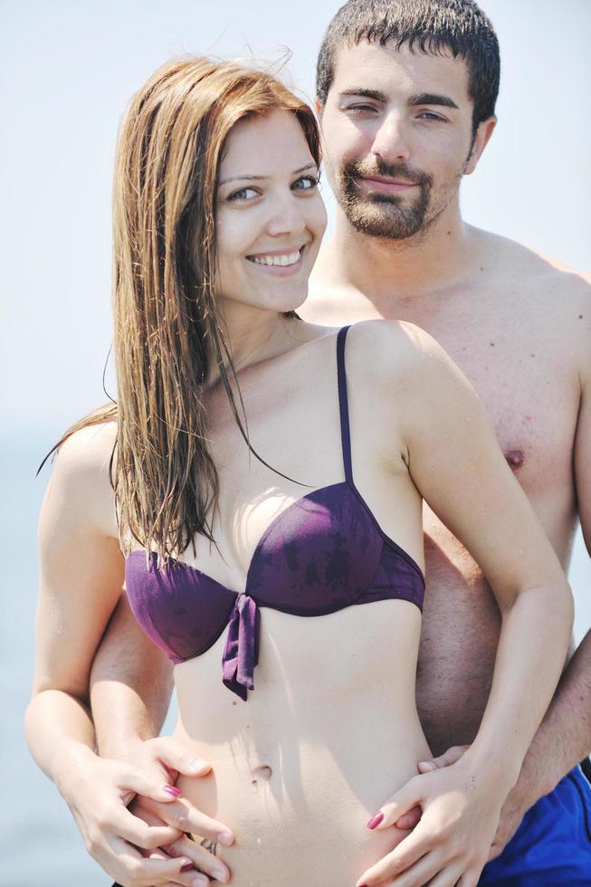 contento giovane coppia avere romantico tempo su spiaggia foto
