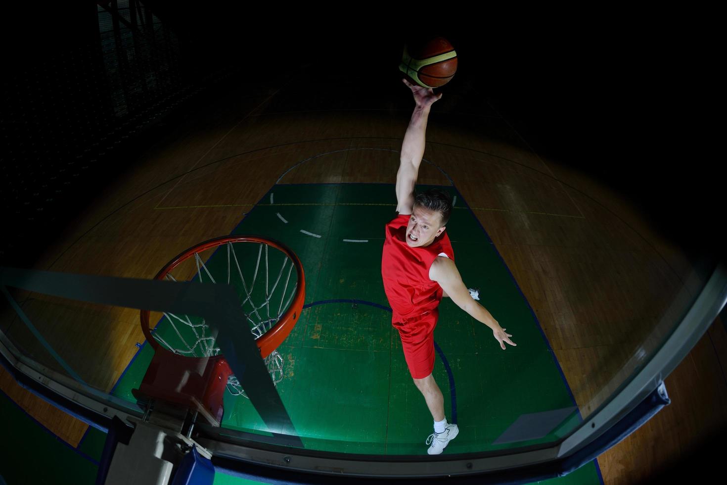 giocatore di basket in azione foto