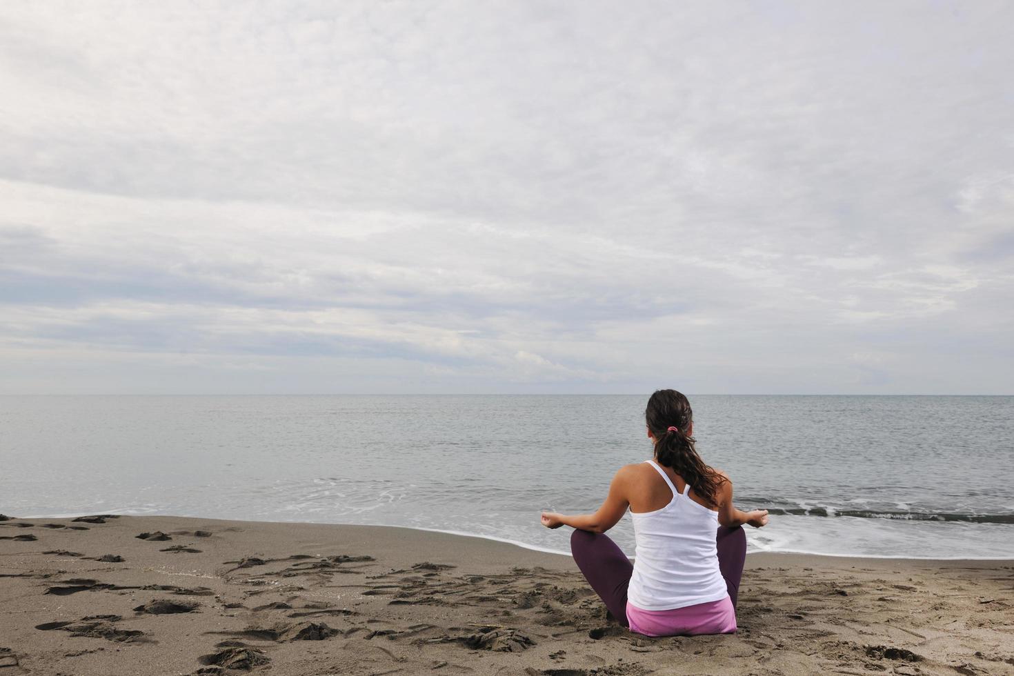 donna yoga spiaggia foto