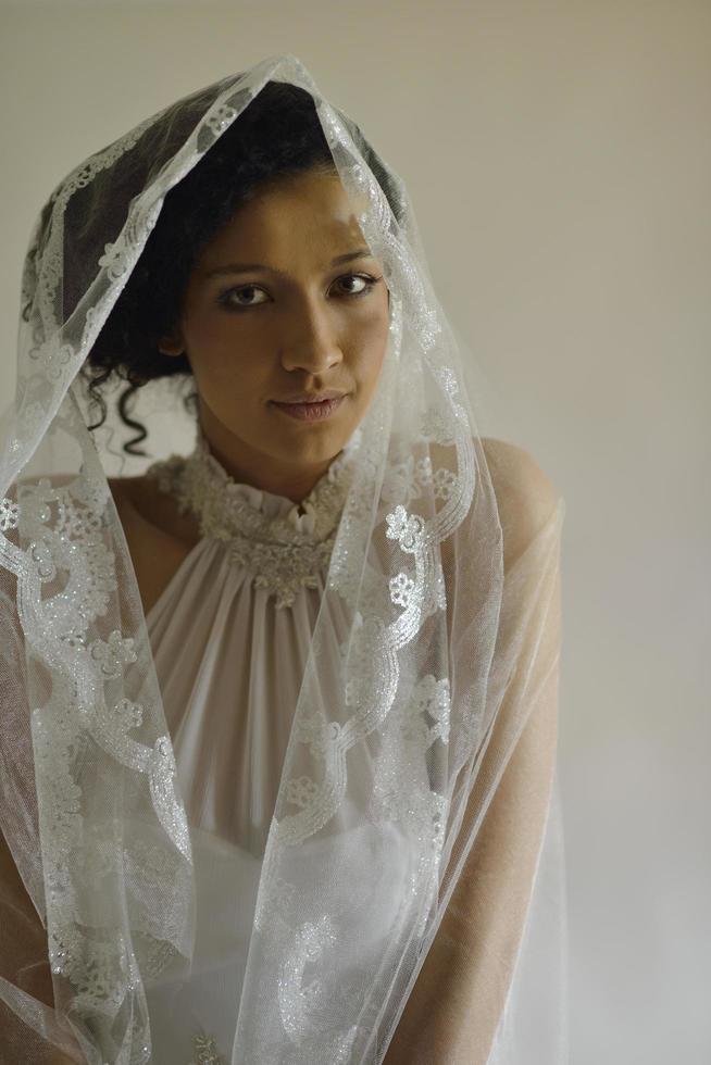 ritratto di un' bellissimo donna vestito come un' sposa foto