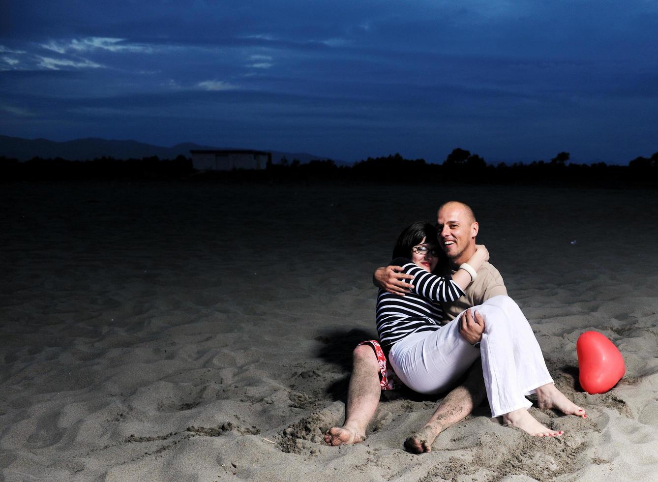 la giovane coppia felice si diverte sulla spiaggia foto